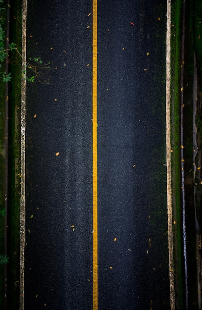 Route asphaltée noire qui ressemble à la vue de dessus Avec des lignes droites