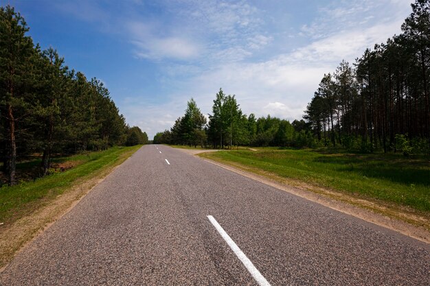 La route asphaltée - la petite route goudronnée rurale photographiée en été.