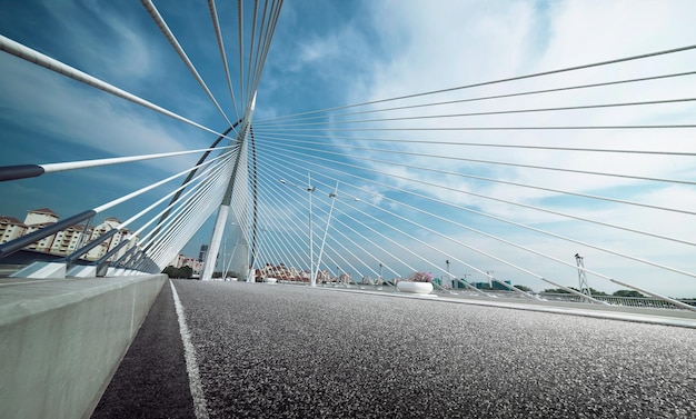 Route asphaltée de pont à haubans moderne .