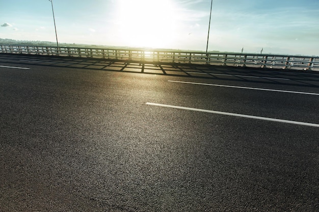 Route asphaltée sur le pont