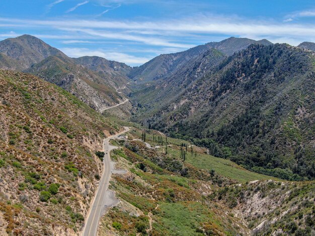 La route asphaltée se courbe à travers les forêts nationales d'Angeles mountain California USA