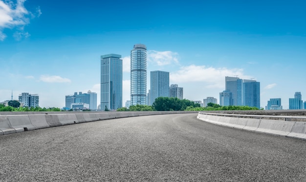 Route asphaltée et toits de paysage architectural moderne de la ville chinoise