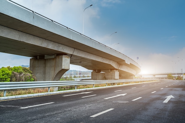 Route asphaltée et viaduc urbain