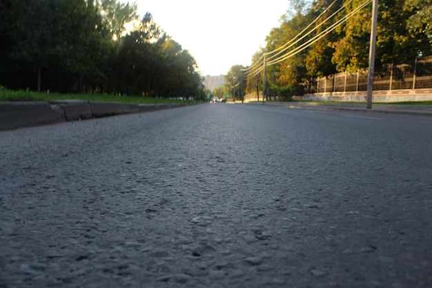 Route asphaltée vide et paysage urbain.