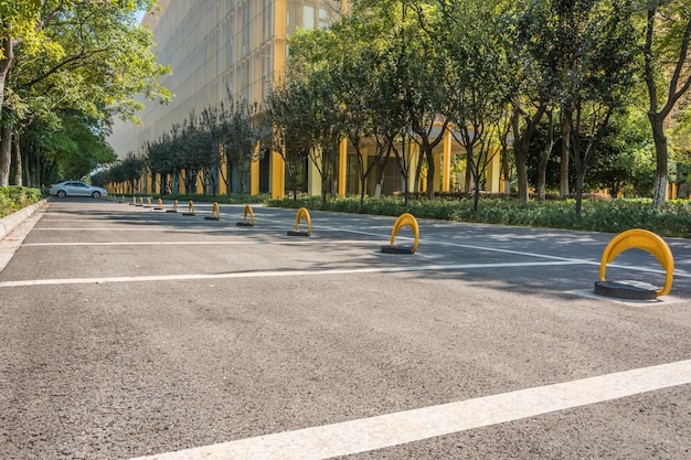 Route asphaltée et ville moderne