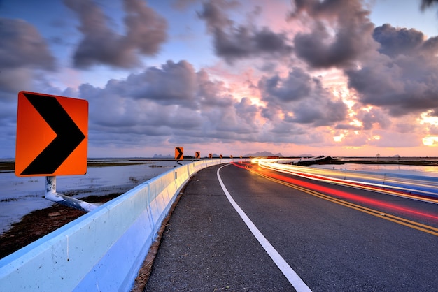 Route au crépuscule