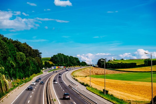 Une route au milieu des arbres contre le ciel