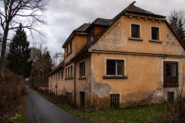 Photo la route au milieu des bâtiments contre le ciel