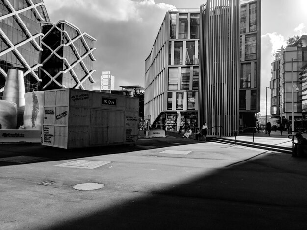 Photo route au milieu des bâtiments de la ville contre le ciel