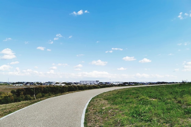 La route au milieu du champ contre le ciel