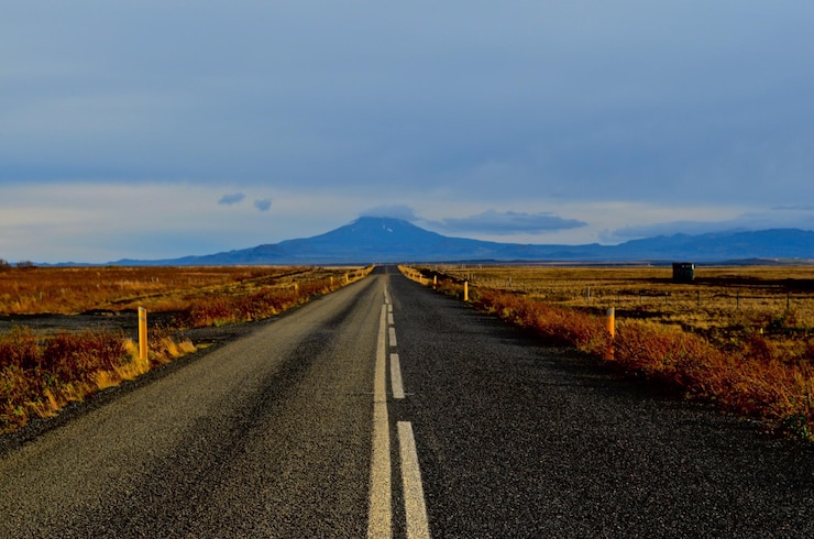 Photo la route au milieu du paysage contre le ciel