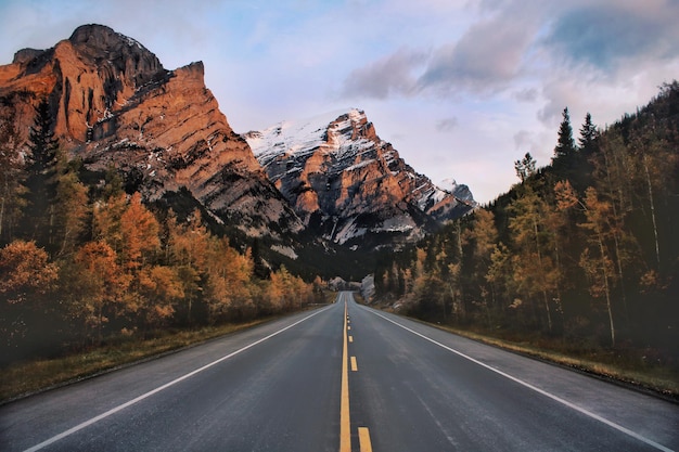 Photo une route au milieu des montagnes contre le ciel