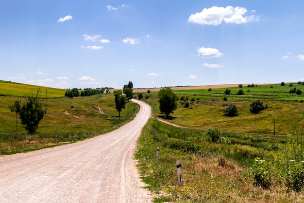 Une route au milieu d'un paysage vert