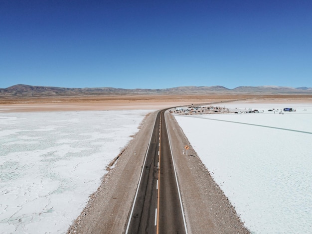 Route au milieu de la saline avec un ciel bleu