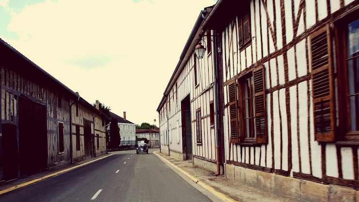 Photo une route au milieu de vieux bâtiments contre le ciel