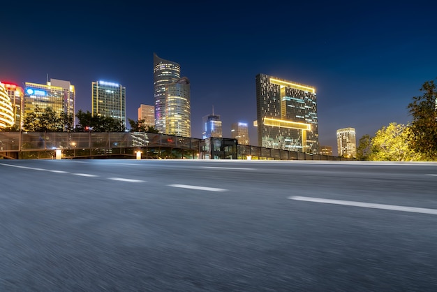 Route au sol et horizon de paysage architectural moderne de la ville chinoise