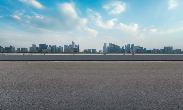 Route au sol et horizon de paysage architectural moderne de la ville chinoise