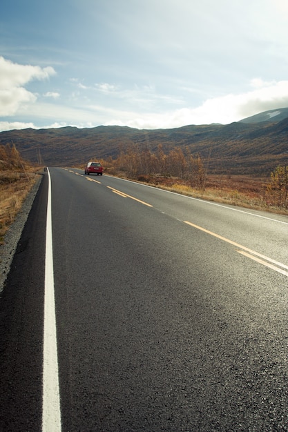 Route d'automne vide dans les montagnes norvégiennes.