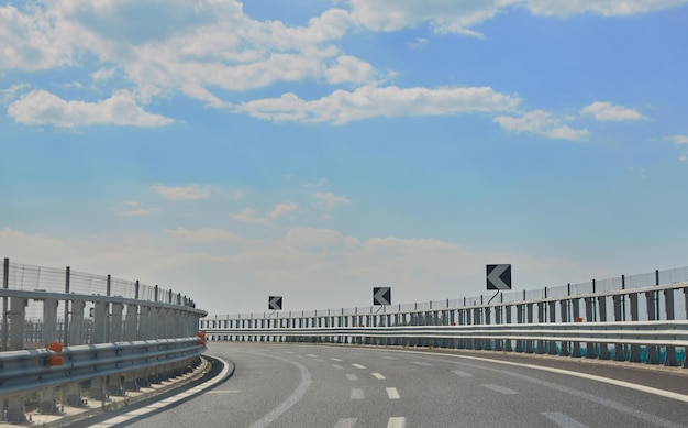 La route d'autoroute vide au jour ensoleillé