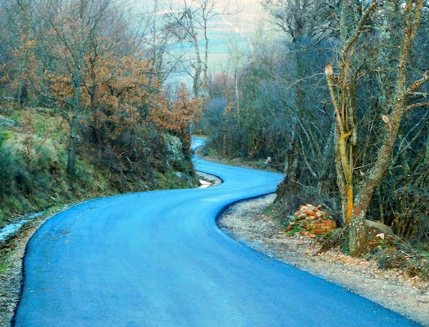 Une route bleue avec une route bleue en arrière-plan