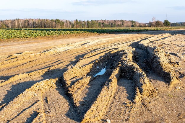 Une route boueuse sur une route de terre en dehors de la ville