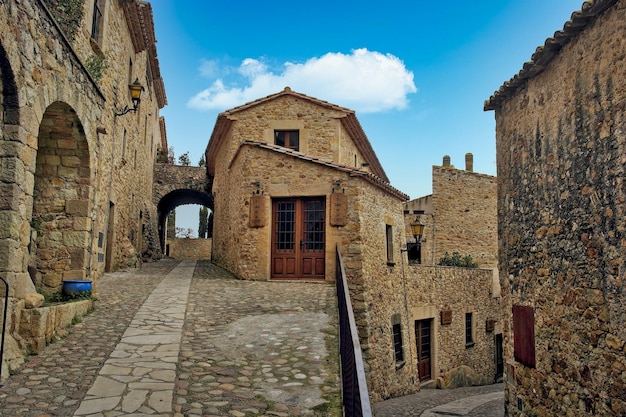 Une route calme dans un village espagnol avec de vieux bâtiments en pierre