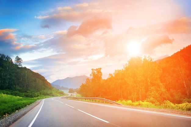 Route de campagne au coucher du soleil