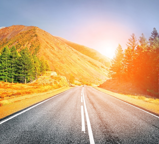 Route de campagne Autoroute dans les montagnes