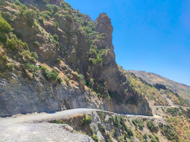 Route de campagne aux montagnes marocaines, nuages, taberrant