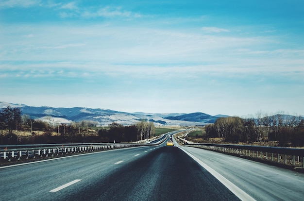 Route à la campagne en Bulgarie