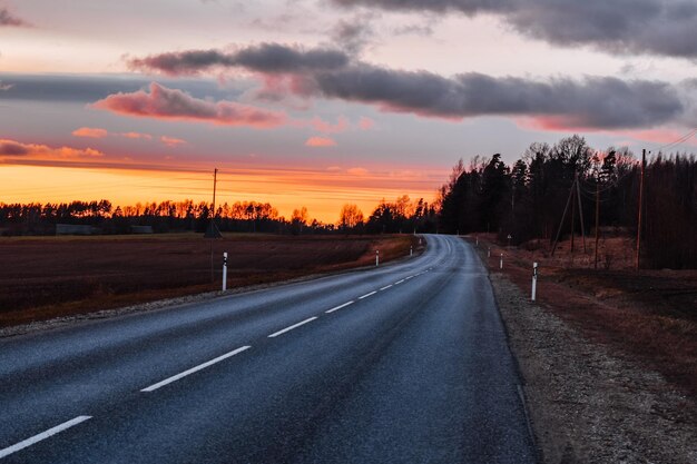 Photo route de campagne contre le ciel au coucher du soleil