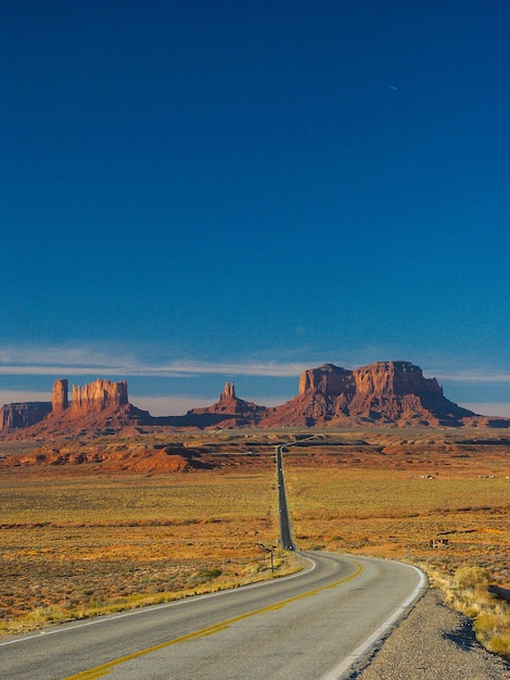 Photo une route de campagne contre un ciel bleu clair