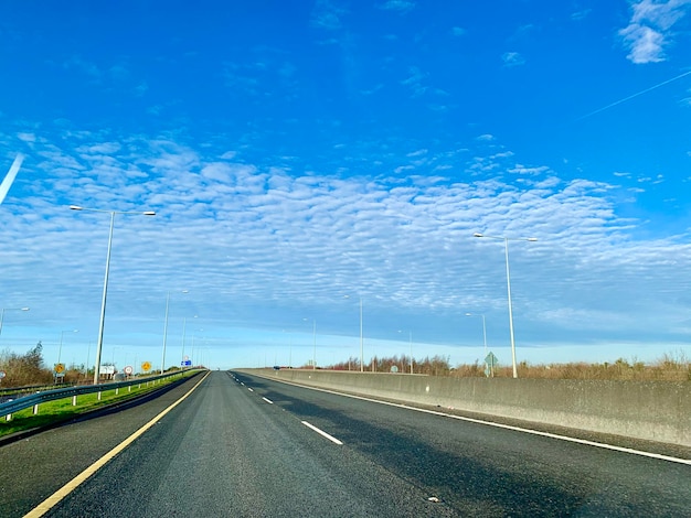 Photo une route de campagne contre un ciel bleu