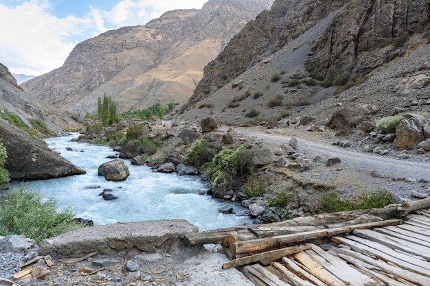 Route de campagne dans les montagnes des montagnes Fan du Tadjikistan