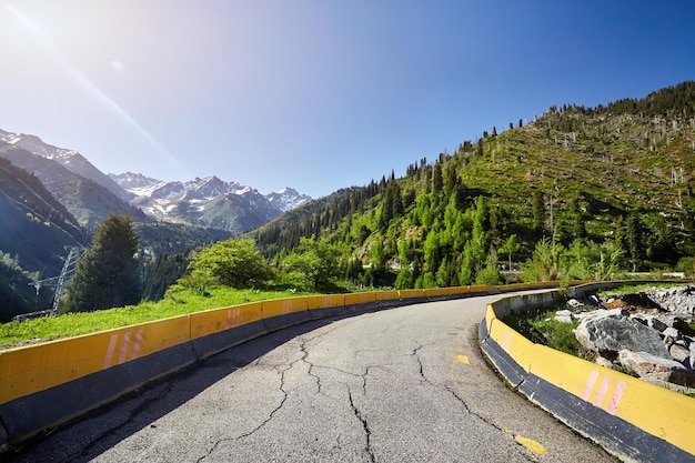 Route de campagne dans les montagnes