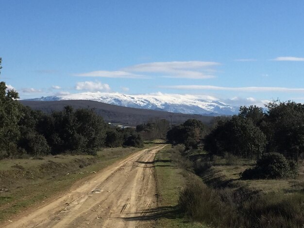 Photo route de campagne menant vers les montagnes