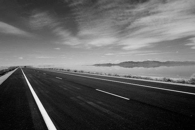 Route de campagne menant vers les montagnes