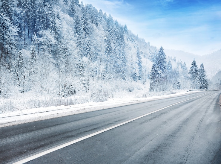 Photo une route de campagne par une journée d'hiver enneigée