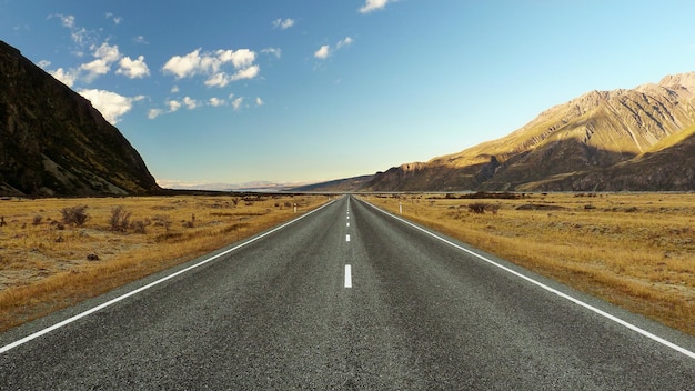 Route de campagne sur le paysage contre le ciel