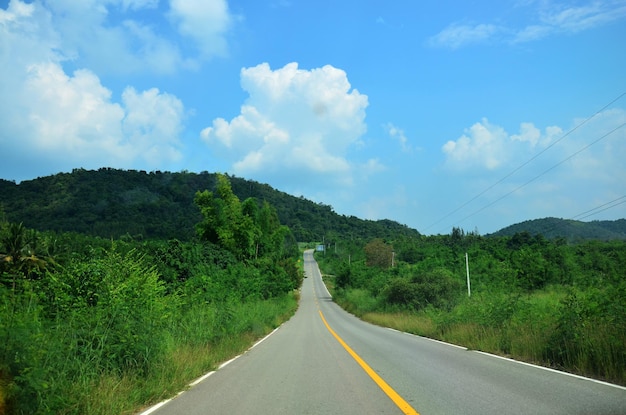 Route à la campagne près du barrage de kaeng krachan