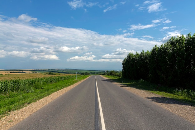 Une route de campagne s'étendant dans le ciel.