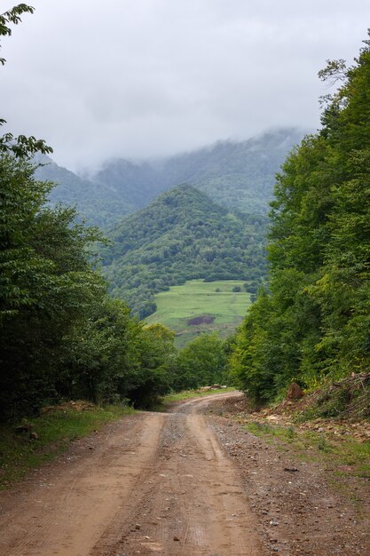 Route de campagne sans asphalte dans les montagnes