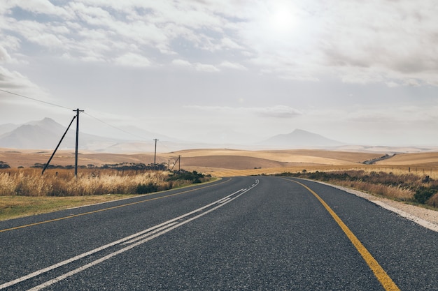 Route de campagne sinueuse en Afrique du Sud au printemps