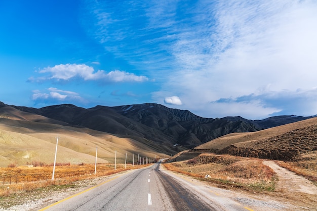 Route de campagne sinueuse dans les montagnes