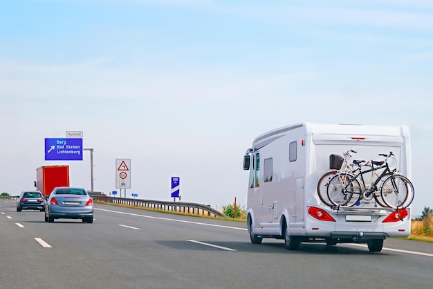 Route avec caravane avec vélos et voitures, Suisse.