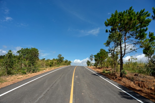 Route et ciel bleu