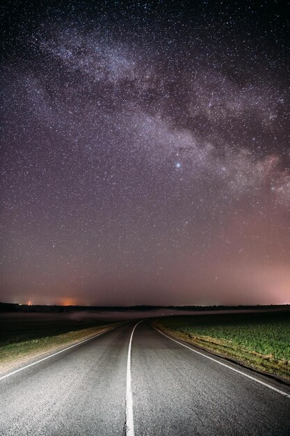 Photo la route contre le ciel la nuit