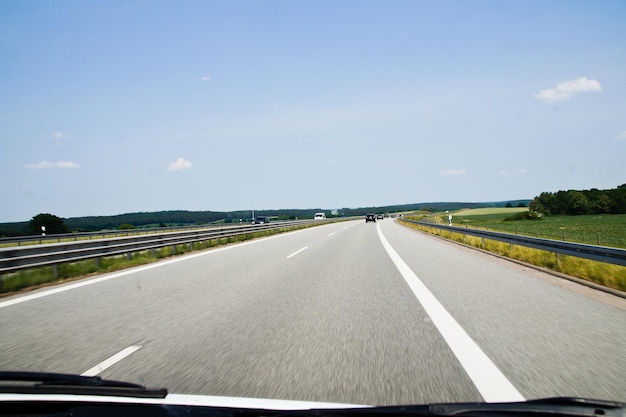 Photo route contre le ciel vue à travers le pare-brise d'une voiture