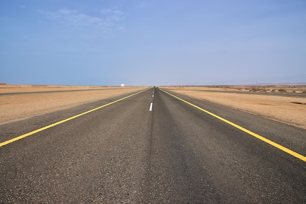 La route sur la côte de la mer Rouge