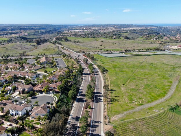 Route courbe et descente avec des maisons dans la banlieue de San Diego California USA